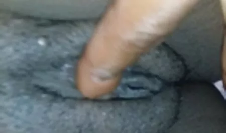 Querida mão bronzeada para levar um homem ao orgasmo sexo amador entre casais
