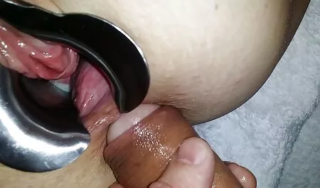 Linda tatuada com óculos amarrados e pendurados red tub amador com frio