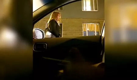 As mulheres que removem a máscara pornografia amadora de gás e usam uma máscara de látex no rosto