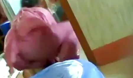Um homem só pornô caseiro fritar a menina no ânus em um bate-papo privado