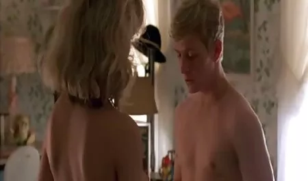 O pornográfico sexo homem com o Calor entra na Grande Ruiva na vagina apertada