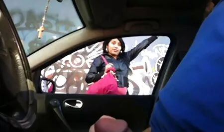Com lésbica caseira um brinquedo no buraco