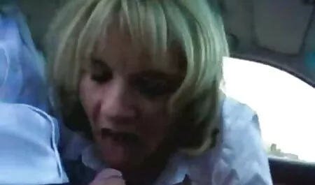Katerina C no sexo amador com cachorro fundo da água