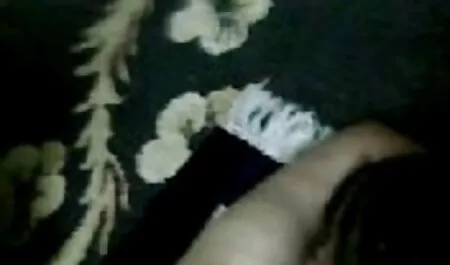 Lésbicas bronzeada Lambendo a buceta molhada amador interracial dos outros
