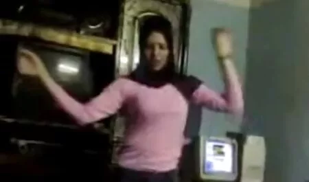 Jovem menina de secagem de seu xvideo amador no mato namorado