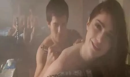 Garanhão na sala de estar puxando o ânus é video promo amador lindo em um pau longo