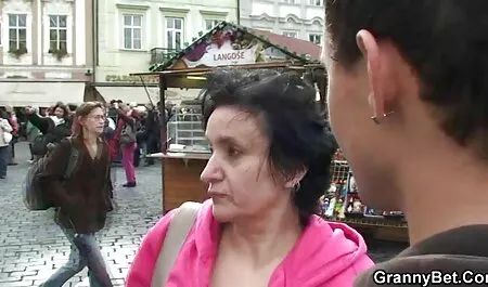 Loira alta agachada e sexoa amdor pegou o pau na boca dela