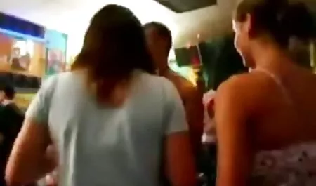 Duas morenas sedutoras mastigar boquete caseiro amador com um homem