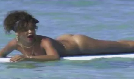 Um careca afortunado cara para porra dois sensual morenas em sexo entre casais amadores cama