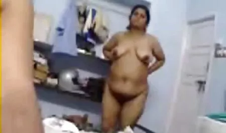 Chico estava gravando prostitutas locais com câmeras sexo amador na escola escondidas