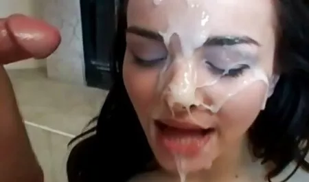 Karina acariciou o chapéu sexo por dinheiro amador quente no banheiro