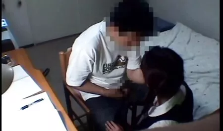 Homem puxando sua namorada que é humilde para yaldak orgia caseira