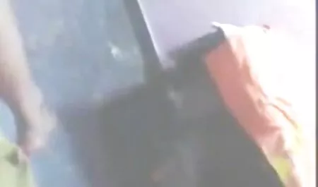Um cara cornos amadores que fode vizinhos que são muito jovens