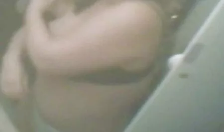 Dois tatuado caiu na net sexo Lésbicas persuades uma cara para golpe eles