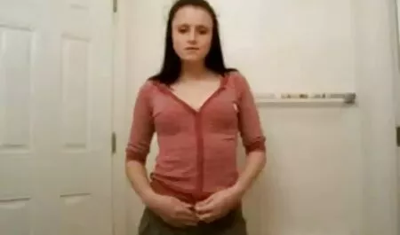 Linda lubrificando o pornozao amador vibrador e se masturbando no vestiário
