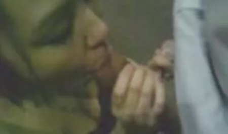 Peituda Morena dando um boquete e montando o sexo amador em pe pênis amante