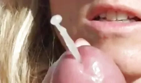 Uma garota nua andando por uma rua movimentada e se comunicando lesbicasamadoras com as pessoas