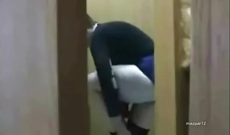 Cara ponoamador fode duas lindas garotas no quintal