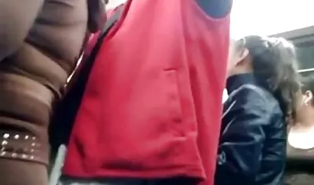 Homem colando um vibrador de borracha em uma garota sexos amadores e atirando na câmera