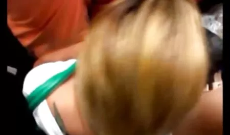 Um cara que novinhas amadoras videos fode uma garota com um pau de borracha e depois lambe a bunda do bebê
