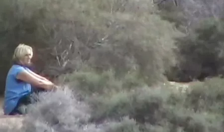 Tanya é quente no meio da grama aexo caseiro amarela