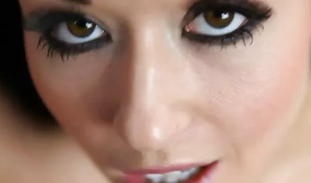 Nina Majdanova olhando a lingerie que os melhores pornô caseiro