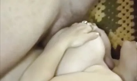 Látex filhotes de inserção de um filme pornô feito em casa Strapon de frango