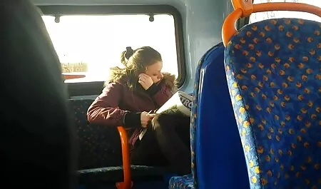 Duas lésbicas acariciando uns aos outros no campo x novinhas amadoras