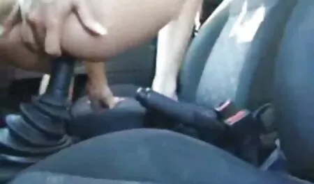 A menina com shorts vermelhos aparafusar a tampa pornoamadorgratis com um vibrador
