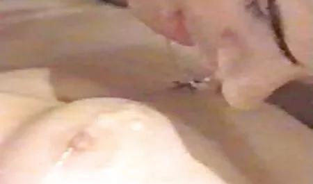 Sexy namorada quente acaricia a vagina quente para sexo amador online si mesmo