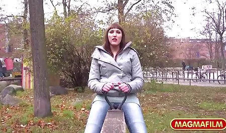 Beleza sexo pornô caseiro loira nadando na piscina e se masturbando