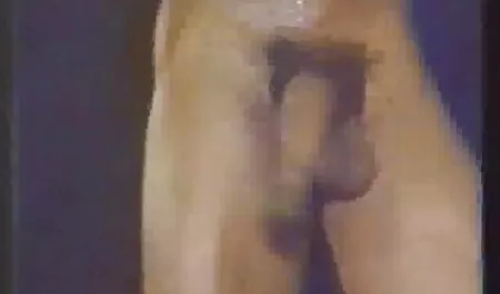 Menina bonita lesbicas amadoras brasileiras acariciando a vagina que raspa na parte da manhã
