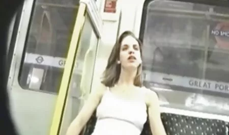 Esperando por seu namorado, a menina entusiasticamente acaricia sua vagina xvideos amadora gostosa com os dedos