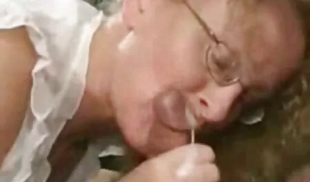 Grande loira xvideos anal amadoras cercada por dois grandes galos pretos