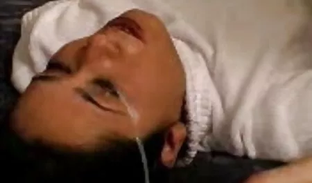 Sexy puta em meias brancas brincando swing amadores com o clitóris