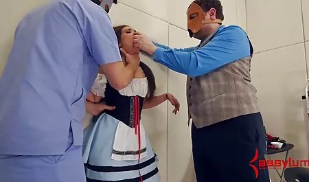 O homem respirava uma jovem com um espólio redondo gozada na boca amador